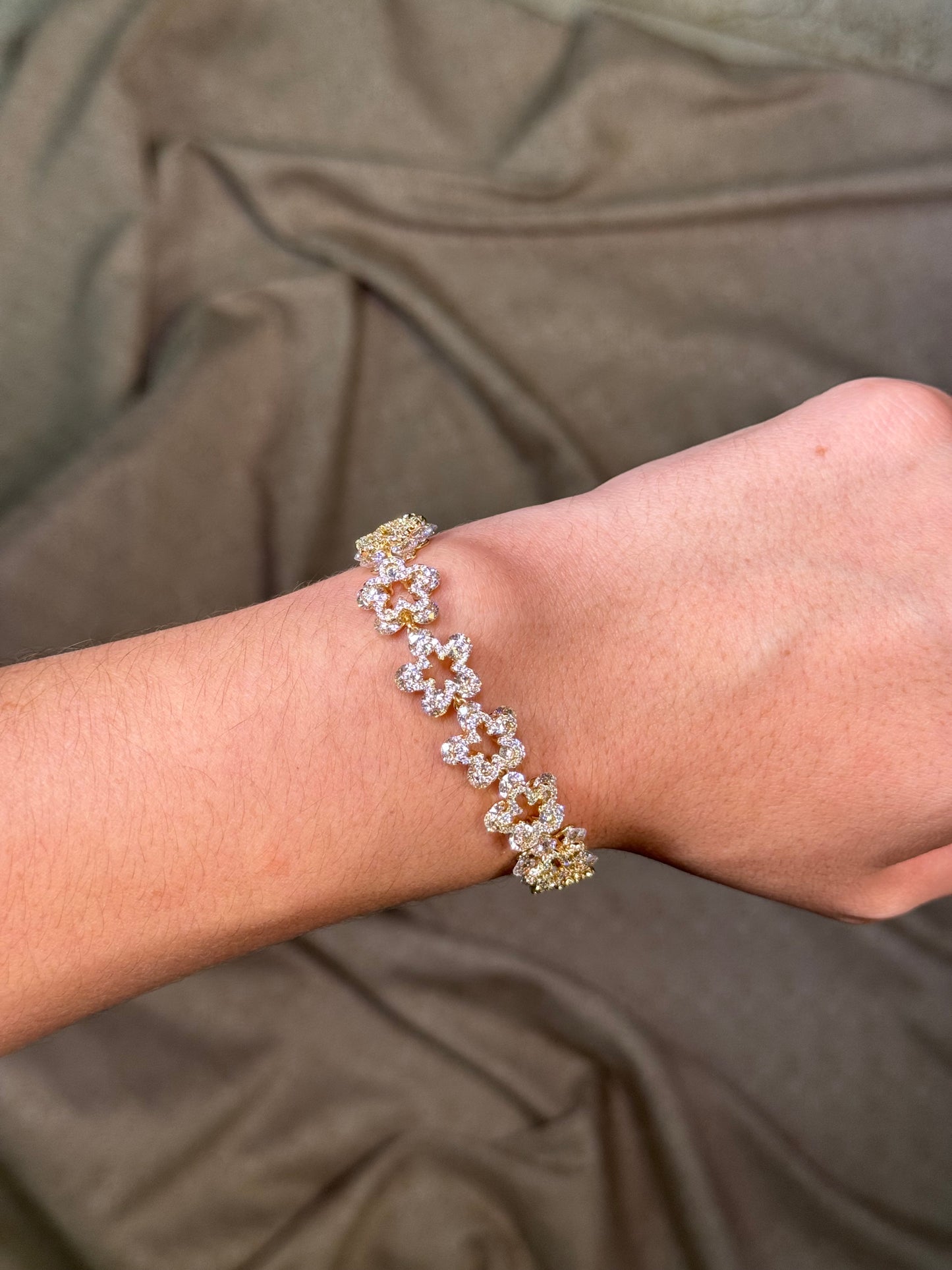 Elegant Flower Design Bracelet