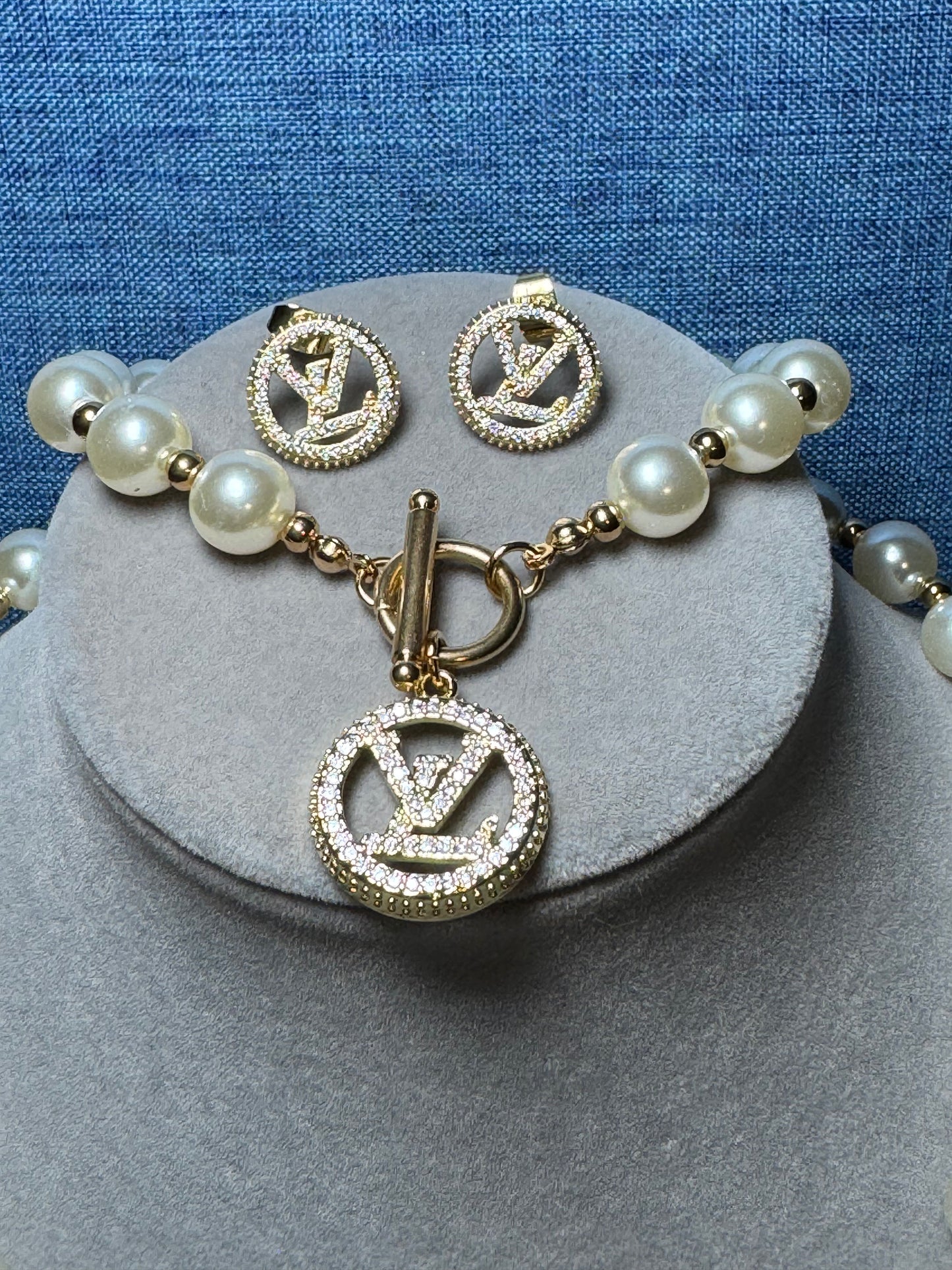 Elegant Pearl Necklace, Bracelet and earrings